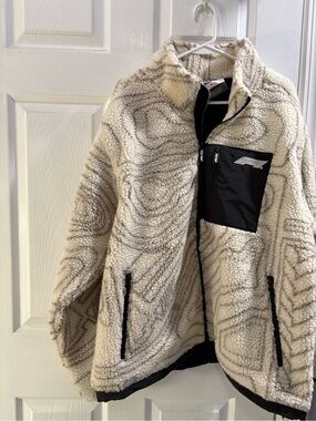 Cozy Sherpa Zip-Up Jacket in Cream with Black Chest Pocket NWT